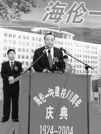 2004年，岳成律师在母校黑龙江省海伦一中捐资10万元设立奖教金、奖学金。